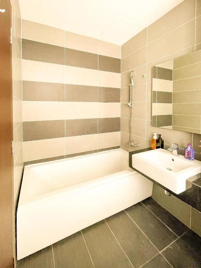 Ksl Mall 8-12 Pax, 65 Inc Tv Nflix ,Hbo , Bathtub High Floor Johor Bahru 0*,